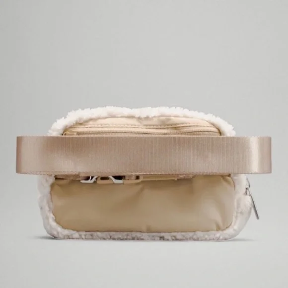 Lululemon Everywhere Belt Bag Fleece white ivory - Picture 3 of 6